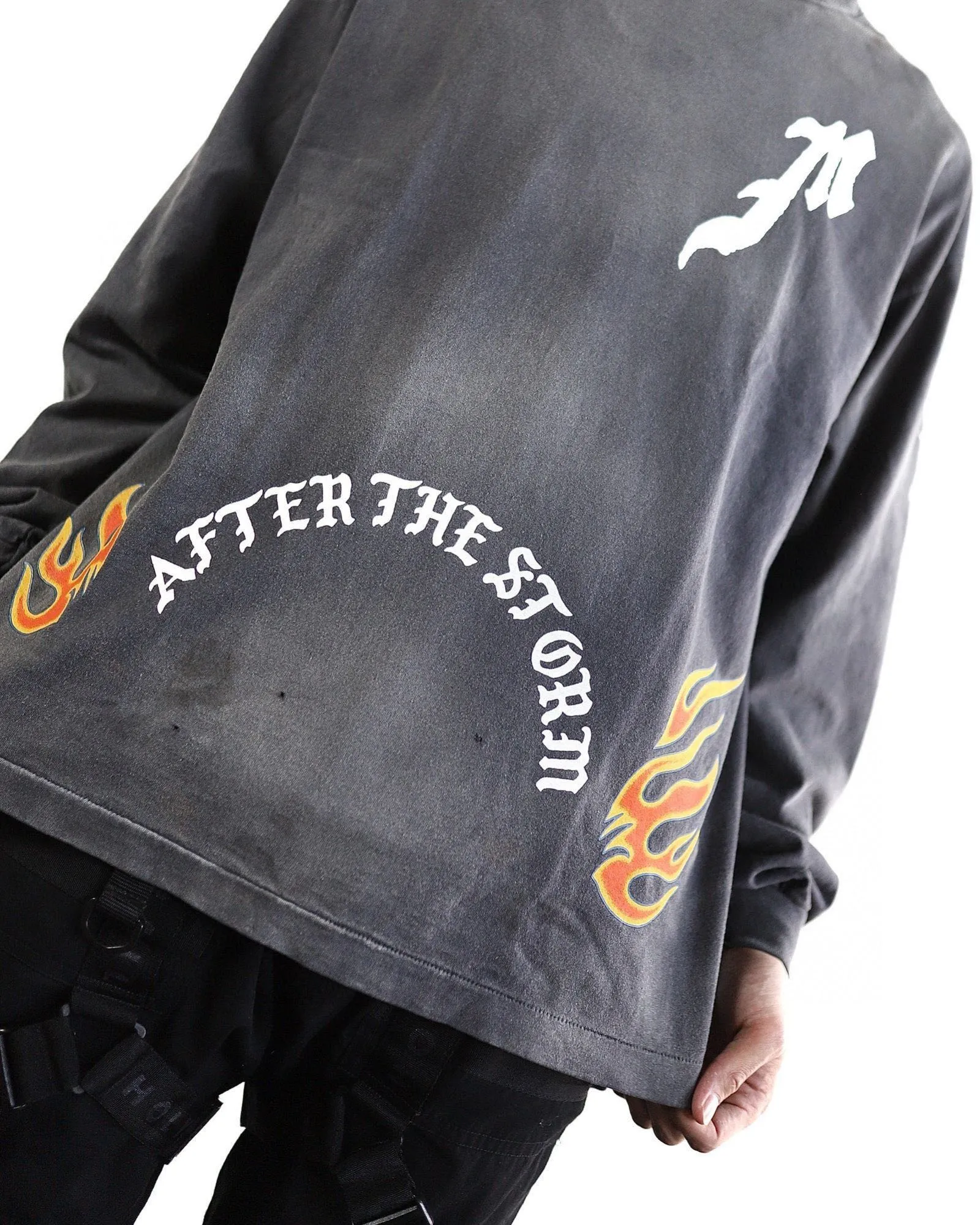 SAINT Mxxxxxx M/AFTER LS_TEE/BLACK Flame arrow Letter M retro distressed long tee Washed black S-XL Tubular fabric Assute ready-made garments dyed The whole piece is sprayed with horse-hair spray and then sprayed again to fade the color. The collar and cuffs are frayed. Many places are frayed. Extra large printing position. Very difficult to print. Complete accessories. With little angel anti-counterfeiting label.